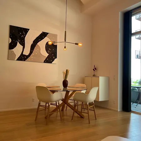 Apartment Exclusive Harbourfront With Private Entrance *