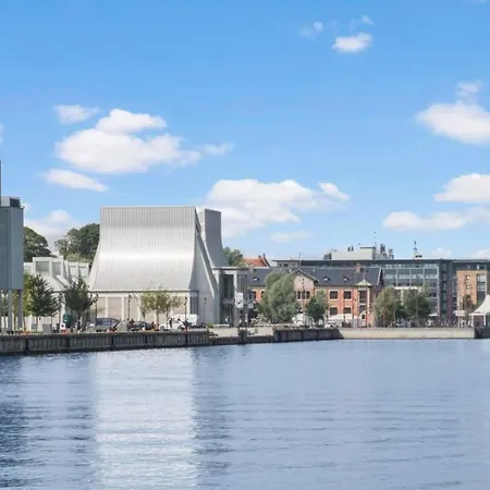 Apartment Exclusive Harbourfront With Private Entrance *