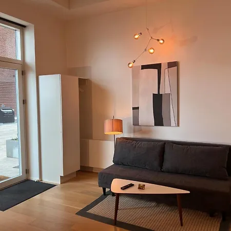 Exclusive Harbourfront With Private Entrance Apartment *
