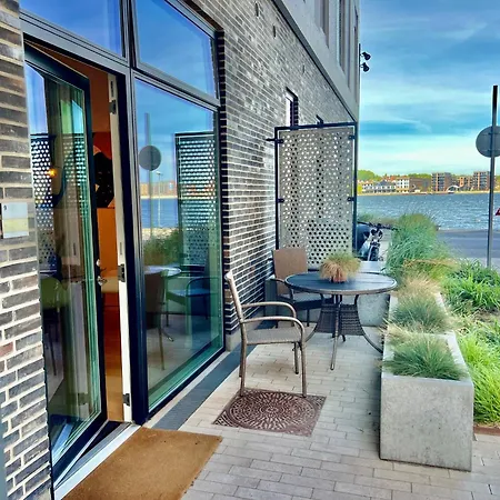 Exclusive Harbourfront With Private Entrance Apartment *