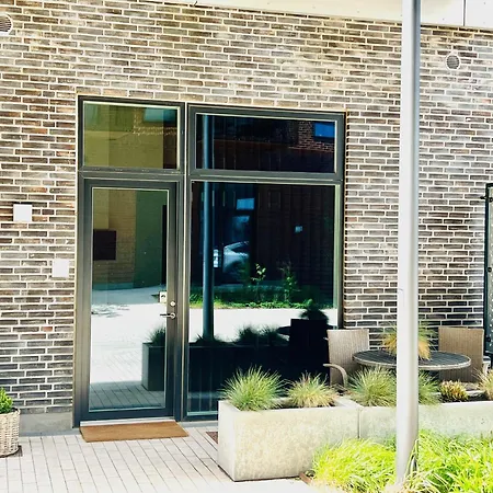 Exclusive Harbourfront With Private Entrance Apartment