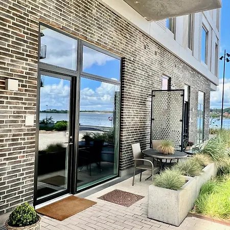 Exclusive Harbourfront With Private Entrance *