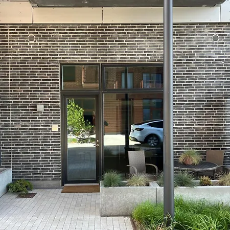Exclusive Harbourfront With Private Entrance Apartment *