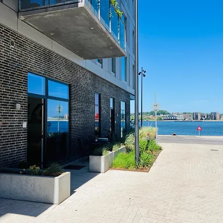 Daire Exclusive Harbourfront With Private Entrance