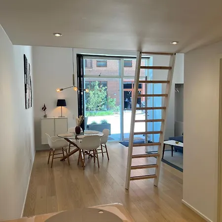 Exclusive Harbourfront With Private Entrance דירה