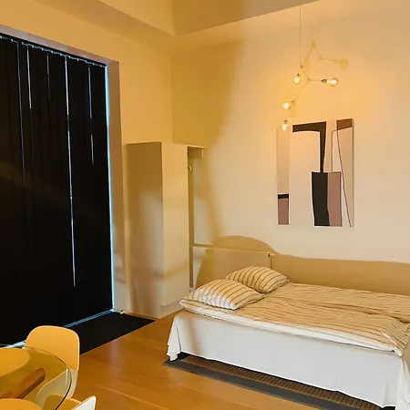 Exclusive Harbourfront With Private Entrance *