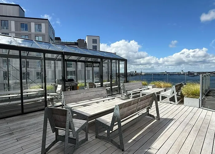 Exclusive Harbourfront With Private Entrance *