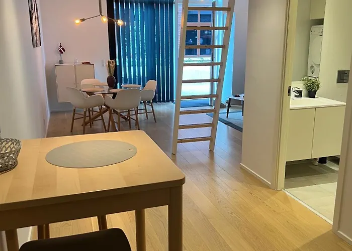 Exclusive Harbourfront With Private Entrance Apartment *