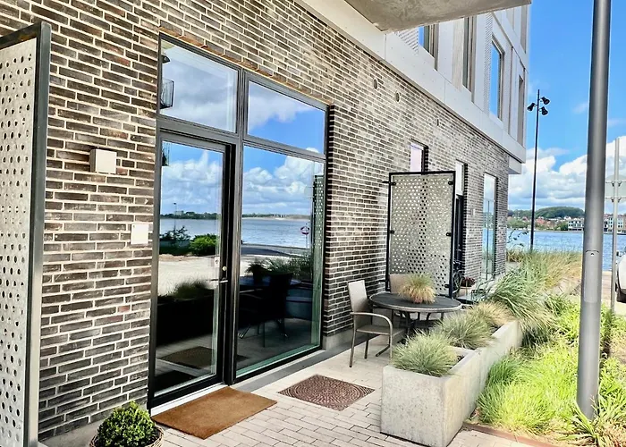 Exclusive Harbourfront With Private Entrance *