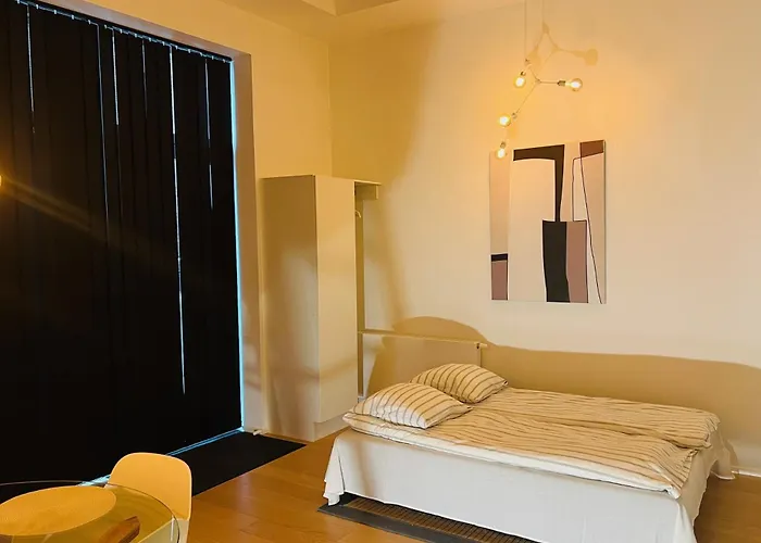 Exclusive Harbourfront With Private Entrance *